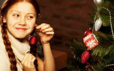 kız Noel ağacı süslemek