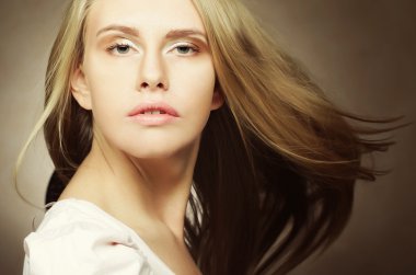 uzun saçlı güzel sarışın