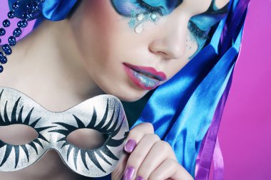 Maskeli genç kadın.