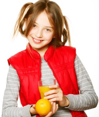 Portakal ve meyve suyu ile küçük kız