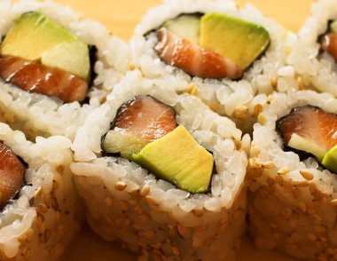 karides, yengeç ve avokado ile rulo