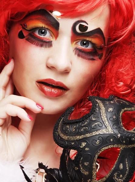 Schöne rothaarige Frau mit Maske. — Stockfoto