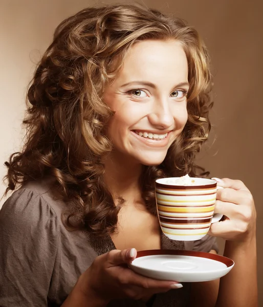 毛 drinhing コーヒーを持つ女性 — ストック写真