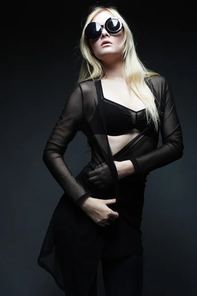 Mulher loira posando em lingerie preta — Fotografia de Stock