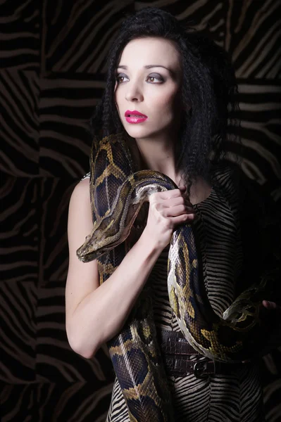 Красивая женщина со змеей — стоковое фото