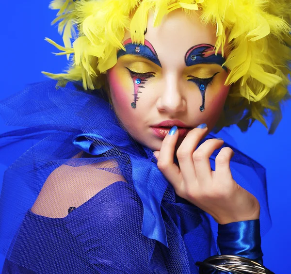 Woman with yellow wig feather — Stock Photo, Image