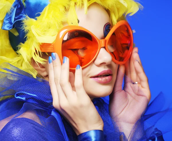 Γυναίκα με κίτρινα μαλλιά και carnaval γυαλιά — Φωτογραφία Αρχείου