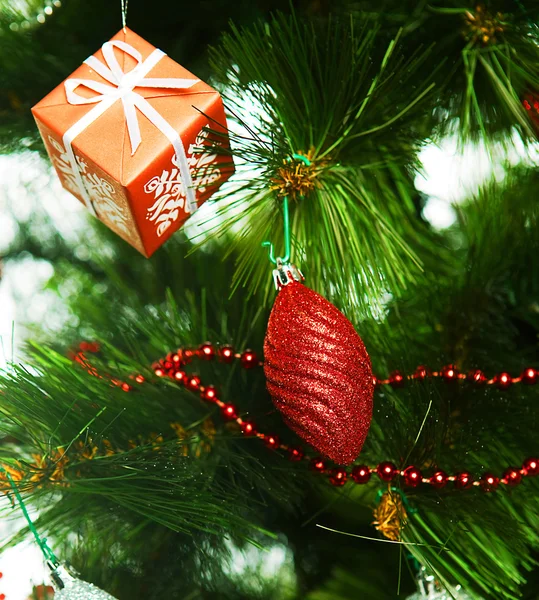 Décoration de Noël sur arbre vert — Photo