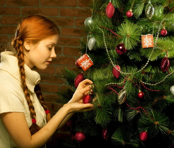 Kız Noel ağacı süslemek — Stok fotoğraf