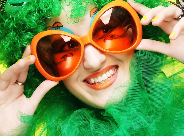 Mladá žena s zelený vlasy a carnaval brýlemi — Stock fotografie