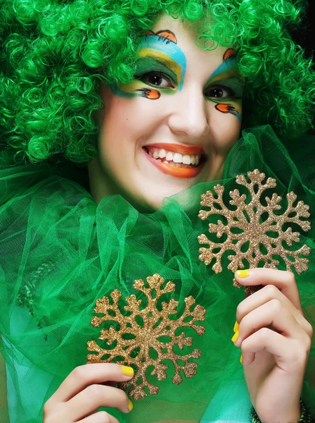 Όμορφη κυρία με καλλιτεχνικό μακιγιάζ που κρατάει Χριστουγεννιάτικη διακόσμηση — Φωτογραφία Αρχείου