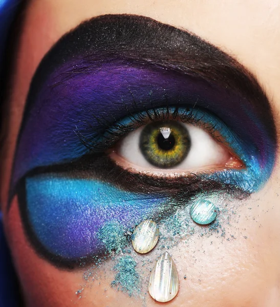 Weibliches Auge mit leuchtendem, kreativem Make-up — Stockfoto