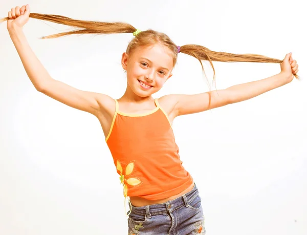 Kleines Mädchen in Freizeitkleidung — Stockfoto
