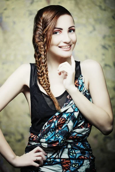 Modelo de moda bonita com um penteado criativo — Fotografia de Stock