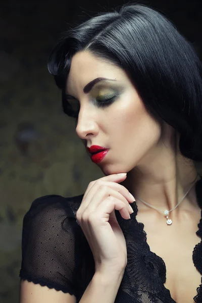 Fashion woman portrait. Beauty girl with black hair. — Stock Photo, Image