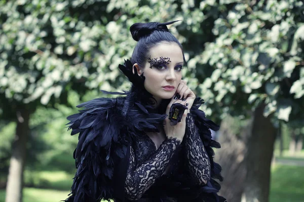 Dark Queen in park — Stock Photo, Image