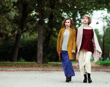 sonbahar Park iki neşeli kız