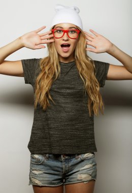 Genç hippi, gözlüklü sarışın kadın.