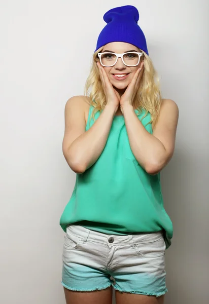 Joven mujer rubia hipster con gafas — Foto de Stock