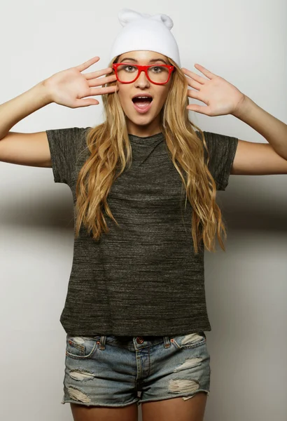 Giovane donna bionda hipster con gli occhiali — Foto Stock