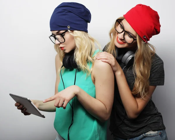 Dos chicas hipster amigos utilizan tableta digital — Foto de Stock