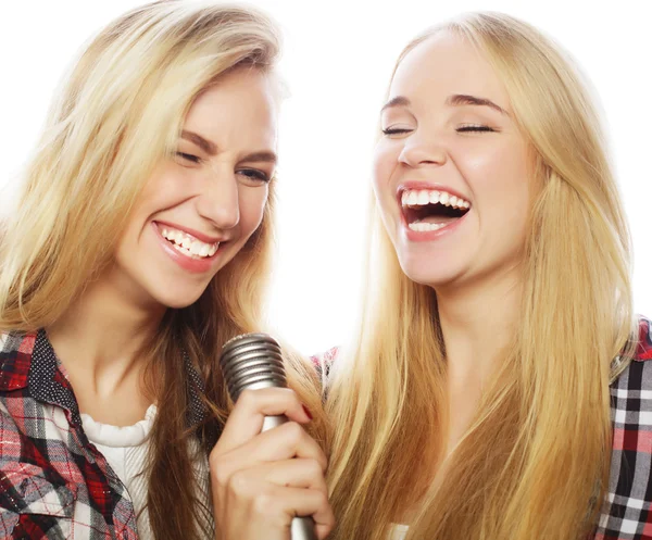 Duas jovens hipster meninas cantando — Fotografia de Stock