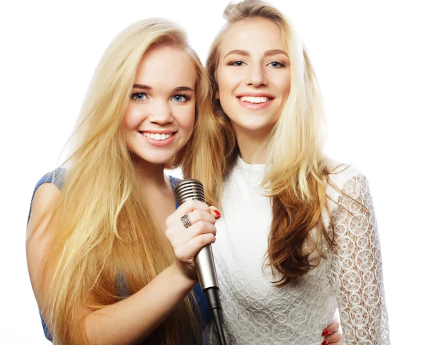 Två unga hipsterflickor sjunger — Stockfoto
