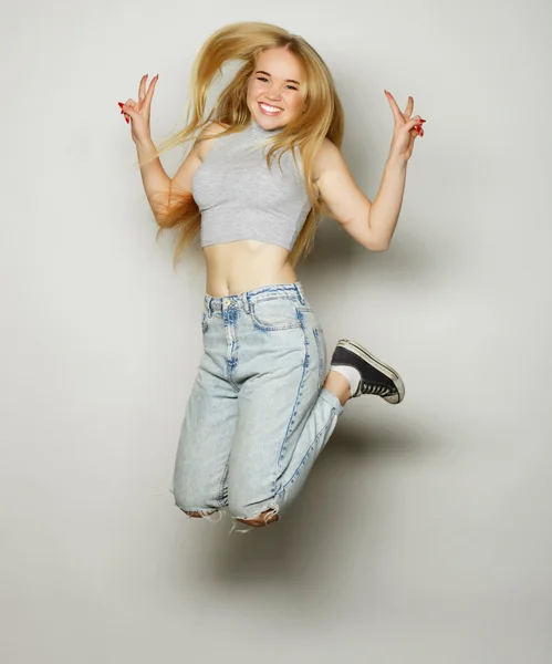 Sonriente joven mujer saltando en el aire — Foto de Stock