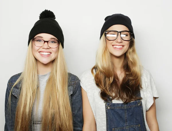 To unge jenter som står sammen og har det gøy. – stockfoto