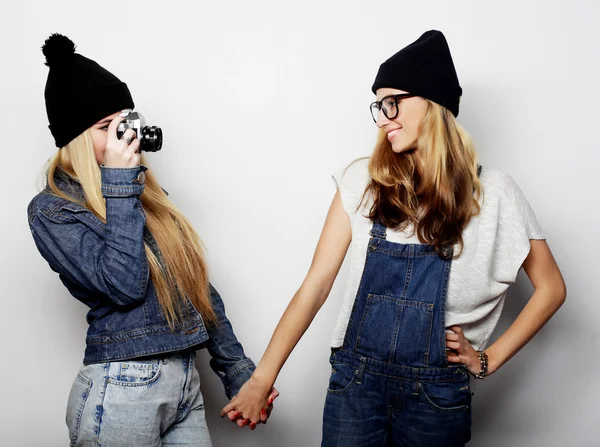 Happy girls friends taking some photos — Stock fotografie