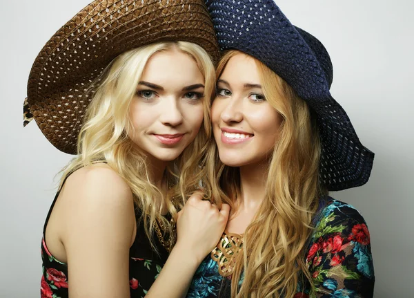 Chicas amigos riendo y abrazo — Foto de Stock