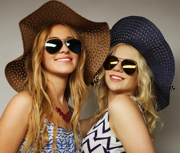 Meninas amigos rindo e abraço — Fotografia de Stock