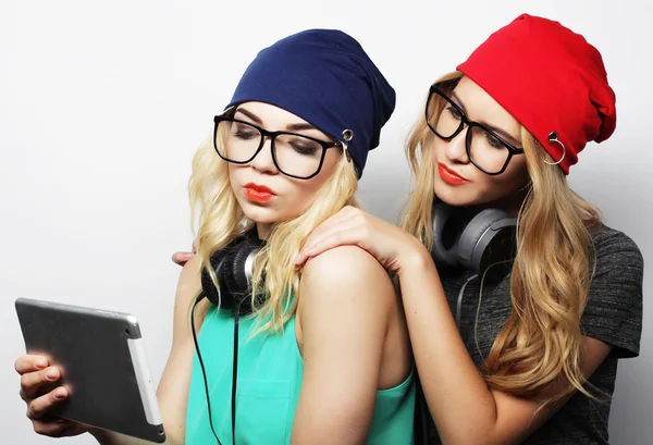 Twee jonge meisje vrienden staan samen en hebben plezier. — Stockfoto