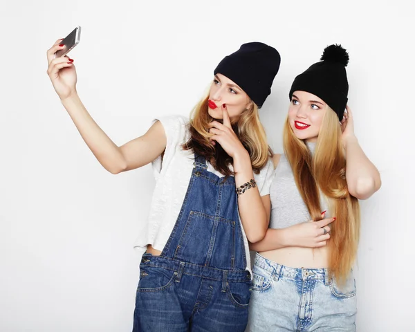 Duas jovens mulheres tomando selfie com telefone celular — Fotografia de Stock