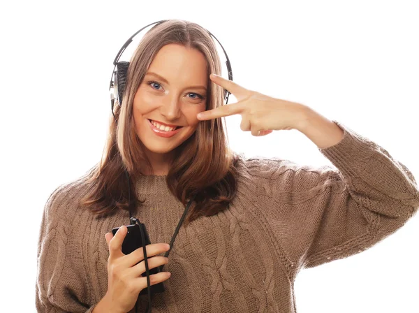 Νεαρή ευτυχισμένη γυναίκα με ακουστικά που ακούει μουσική — Φωτογραφία Αρχείου