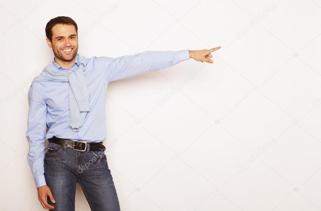 Парень без фона. Мужчина указывает в сторону. Человек показывает. Мужчина указывает. Мужчина указывает.