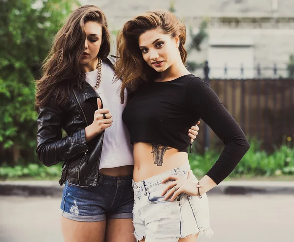 Deux jeunes amies hipster girl ensemble s'amuser . — Photo