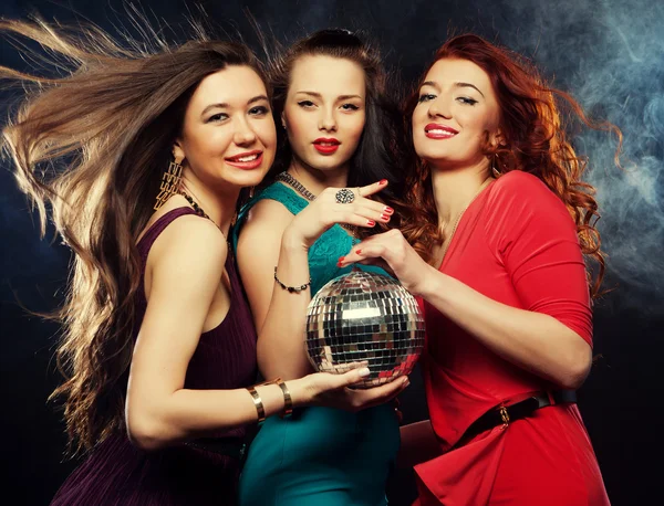 Grupo de meninas de festa com bola de discoteca — Fotografia de Stock