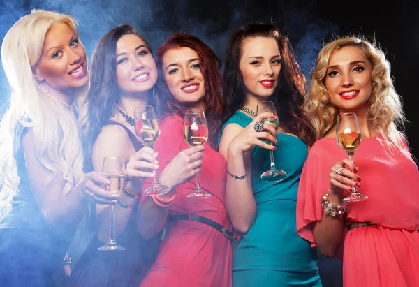 Partygirls klirren Flöten mit Sekt — Stockfoto