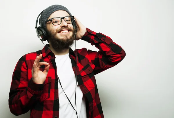 Jeune homme barbu écouter de la musique — Photo