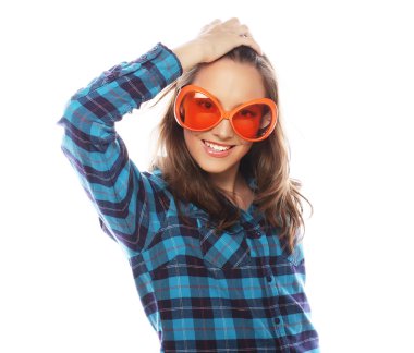 Büyük bir parti gözlükleri olan oynak kadın.