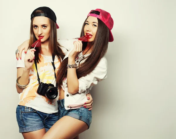 Deux jeunes jolies filles hipster — Photo