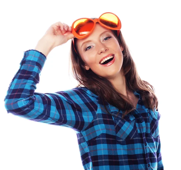 Παιχνιδιάρικο νεαρή γυναίκα με μεγάλο κόμμα γυαλιά. — Φωτογραφία Αρχείου