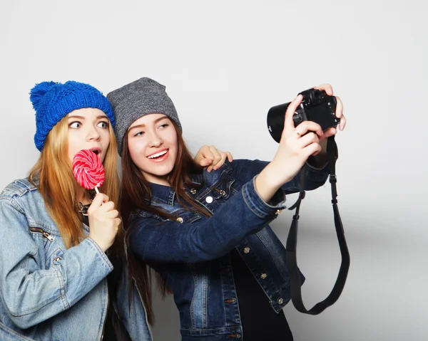 Chicas felices amigos tomando algunas fotos —  Fotos de Stock