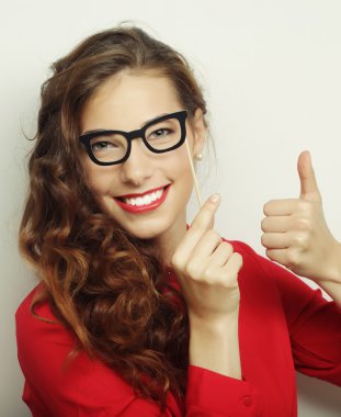 Parti görüntü. Bir parti gözlük tutan oynak genç kadın.