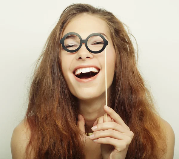 Imagen de fiesta. Mujeres jóvenes juguetonas sosteniendo unas gafas de fiesta . — Foto de Stock