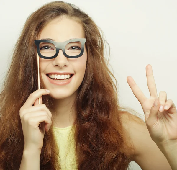 Imagen de fiesta. Mujeres jóvenes juguetonas sosteniendo unas gafas de fiesta . — Foto de Stock