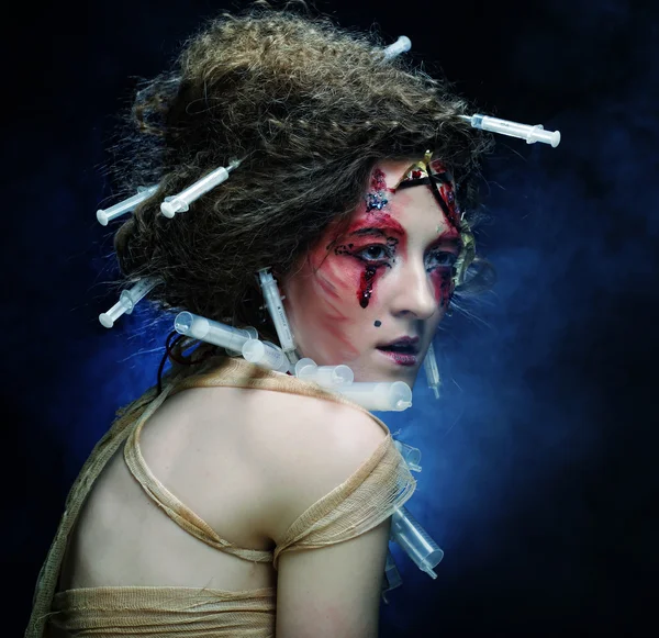 Mujer joven con maquillaje creativo. Tema Halloween. — Foto de Stock