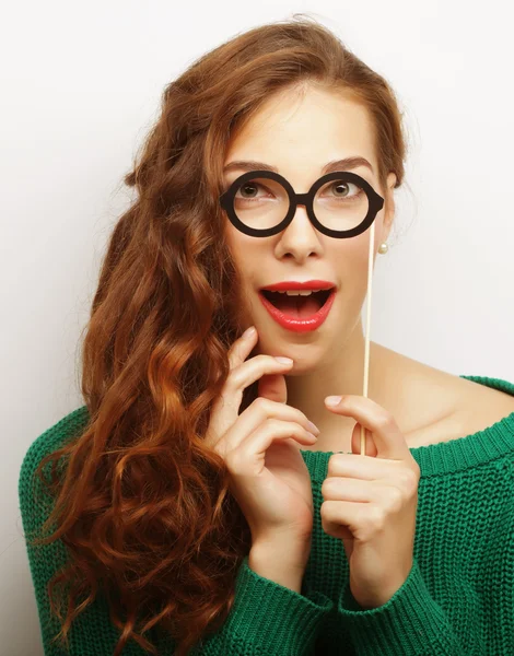 Imagen de fiesta. Mujeres jóvenes juguetonas sosteniendo unas gafas de fiesta . — Foto de Stock