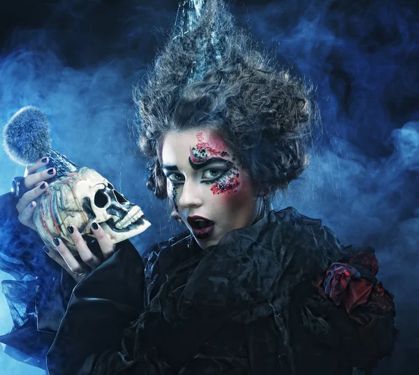 Picture a beautiful fantasy woman with skull. Halloween theme. — Stock Photo, Image